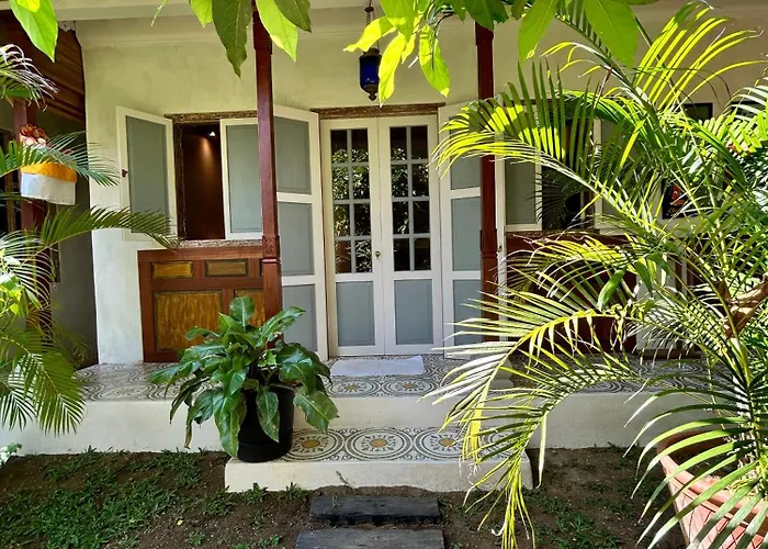 فيلة Sari Dewi Agung سمينياك